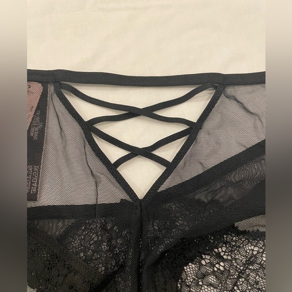 NEW WITH TAGS VICTORIA’S SECRET SIZE M CHEEKY BLACK LACE UP PANTY - Picture 3 of 4
